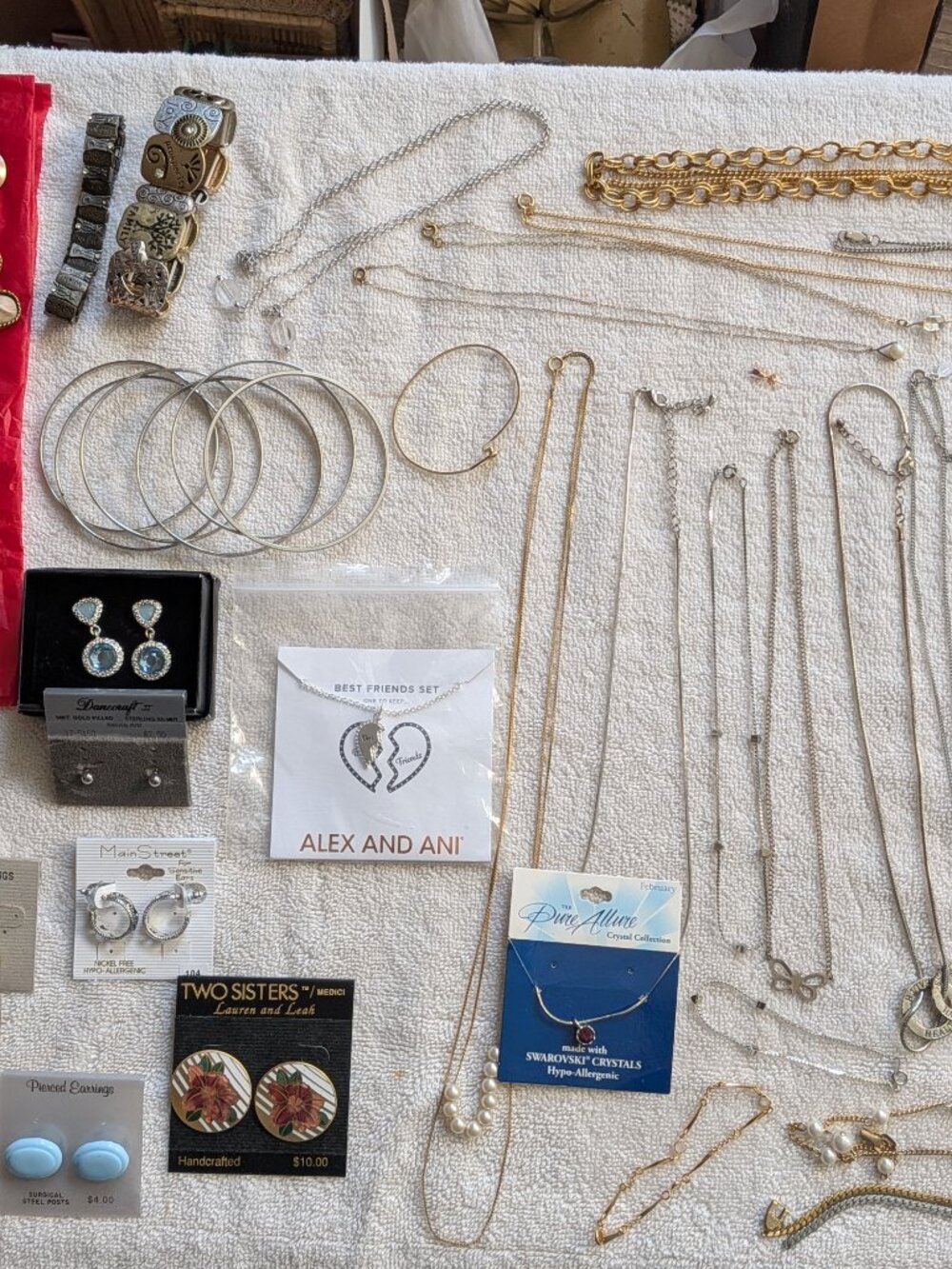 LOT OF VINTAGE & MODERN COSTUME JEWELRY AND JEWELRY BOXES! OVER 100 PIECES! - Picture 5 of 12